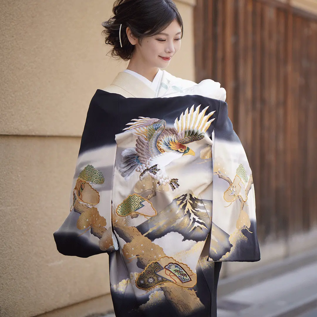  【刺繍】 お宮参り産着／黒地に鷹と松、富士山の祝い着／男児／着用イメージ バストアップ