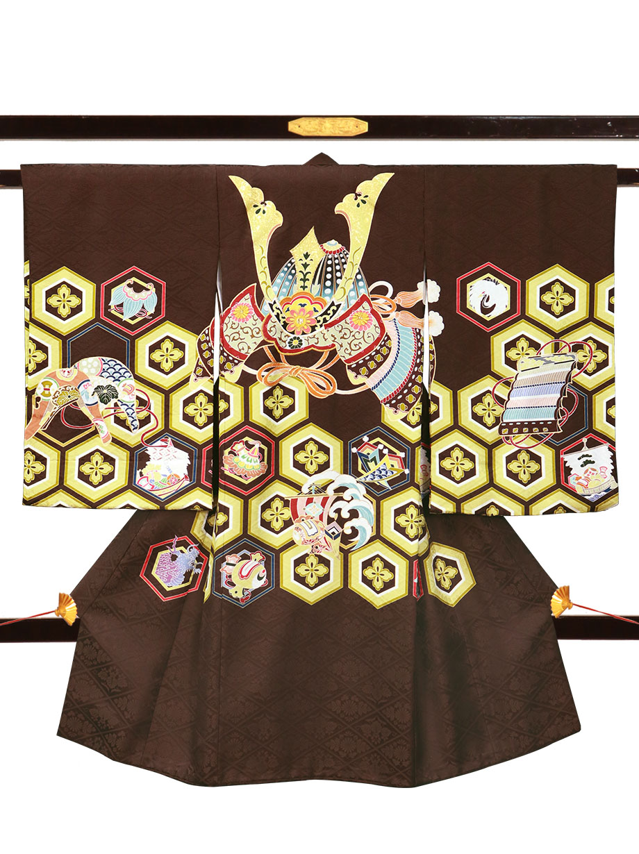 こげ茶色地に兜と亀甲花菱文の祝い着（産着）／男児