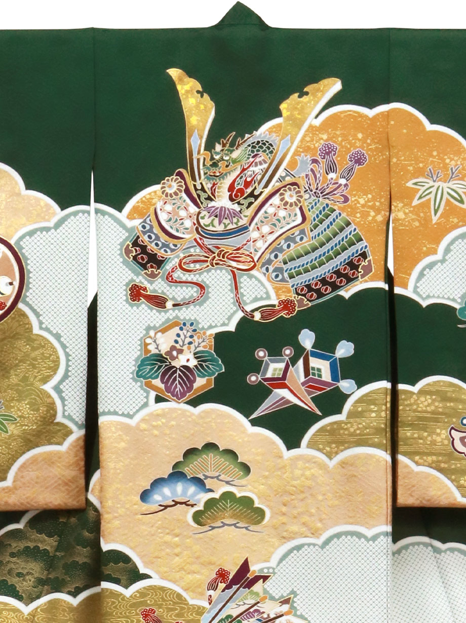 緑地に兜と雲取りに宝尽くしの祝い着（産着）／男児