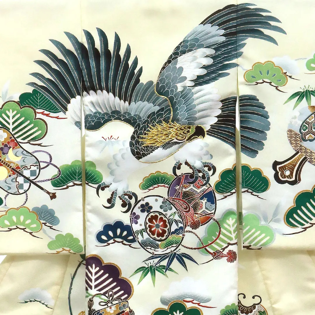 お宮参り産着／白地に鷹と鼓、松の祝い着／男児（ポリエステル）／背中詳細