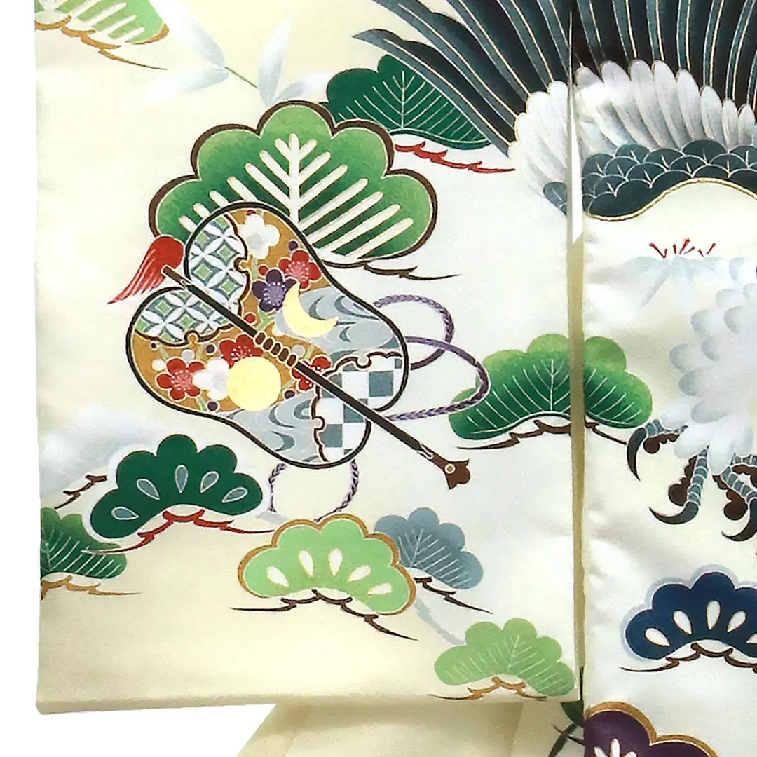 お宮参り産着／白地に鷹と鼓、松の祝い着／男児（ポリエステル）／左袖詳細