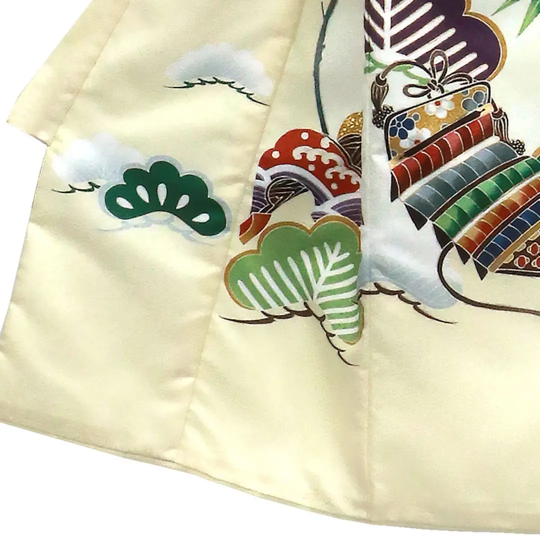 お宮参り産着／白地に鷹と鼓、松の祝い着／男児（ポリエステル）／左裾詳細