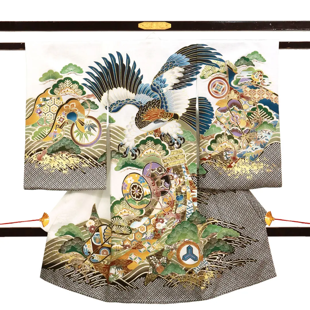 お宮参り産着／白地に鷹と宝尽くしの祝い着／男児／正面