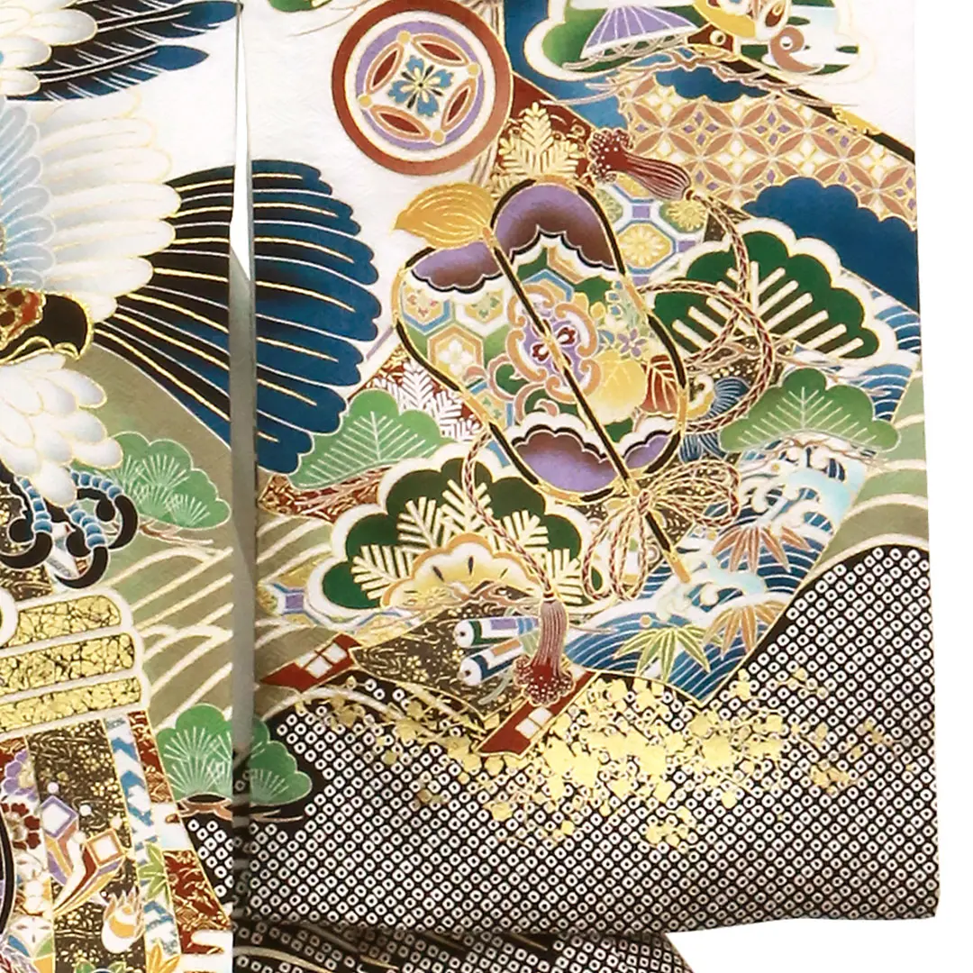 お宮参り産着／白地に鷹と宝尽くしの祝い着／男児／右袖詳細