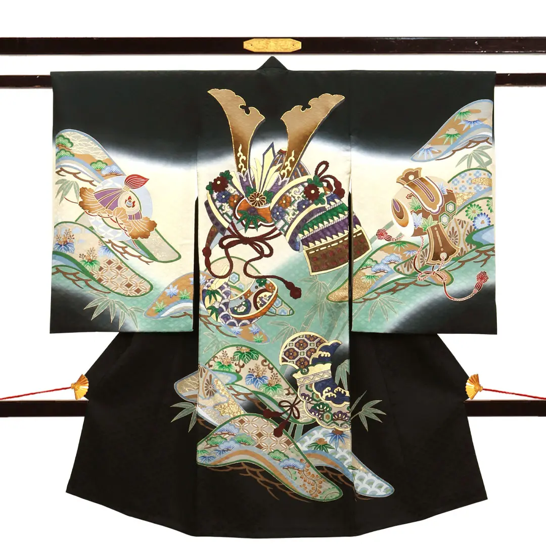 黒地に兜と陣笠の祝い着（産着）／男児／正面