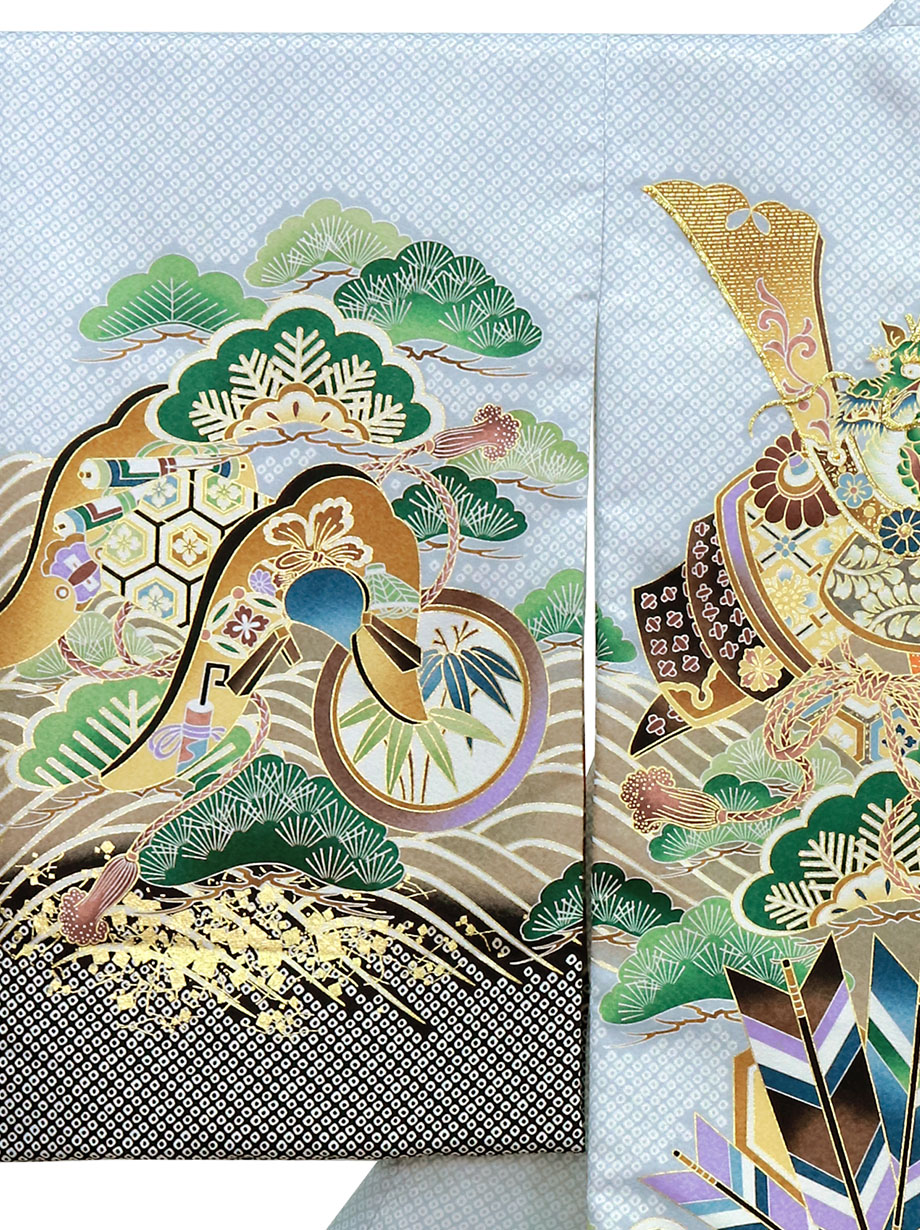 お宮参り産着／白灰に兜と几帳紋様の祝い着／男児（ポリエステル）／左袖詳細