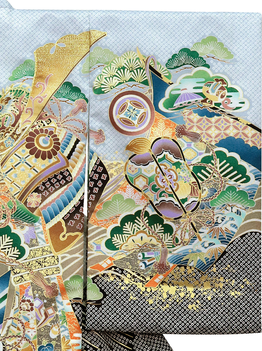 お宮参り産着／白灰に兜と几帳紋様の祝い着／男児（ポリエステル）／右袖詳細