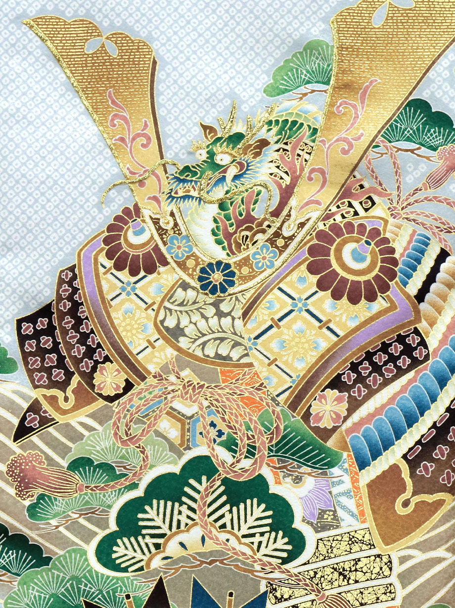 お宮参り産着／白灰に兜と几帳紋様の祝い着／男児（ポリエステル）／背中の柄詳細