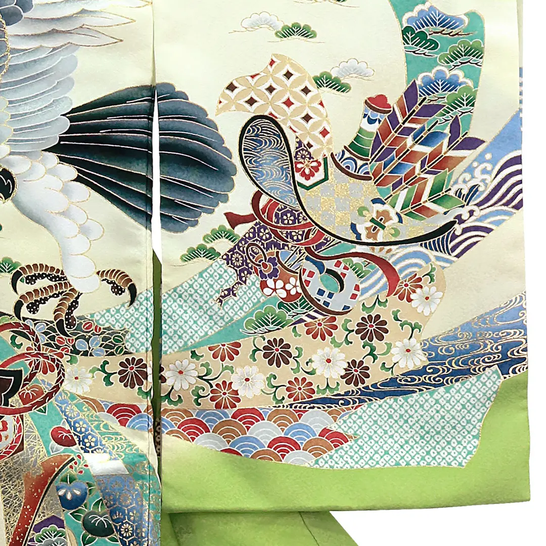 お宮参り産着／黄緑地に鷹と束ね熨斗の祝い着／男児（ポリエステル）／右袖詳細