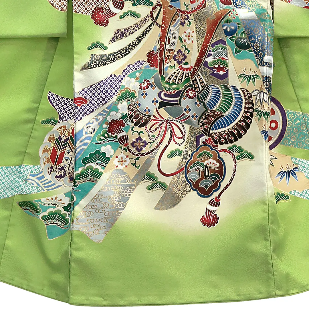 お宮参り産着／黄緑地に鷹と束ね熨斗の祝い着／男児（ポリエステル）／裾中央詳細