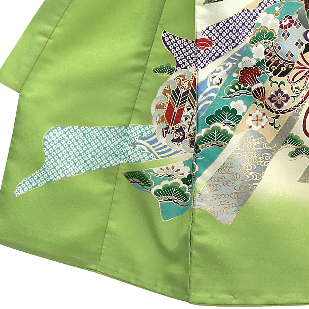 お宮参り産着／黄緑地に鷹と束ね熨斗の祝い着／男児（ポリエステル）／左裾詳細