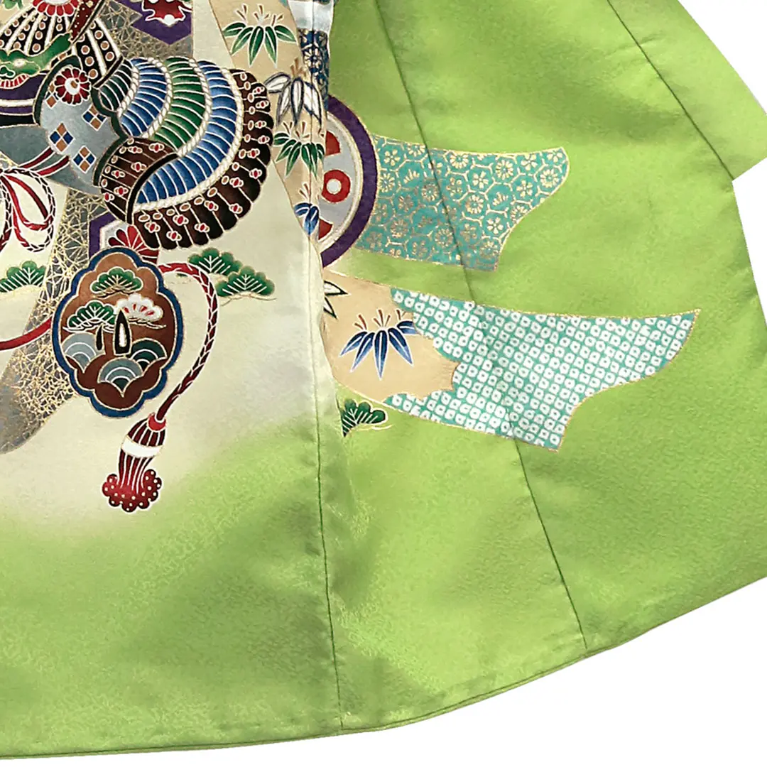 お宮参り産着／黄緑地に鷹と束ね熨斗の祝い着／男児（ポリエステル）／右裾詳細