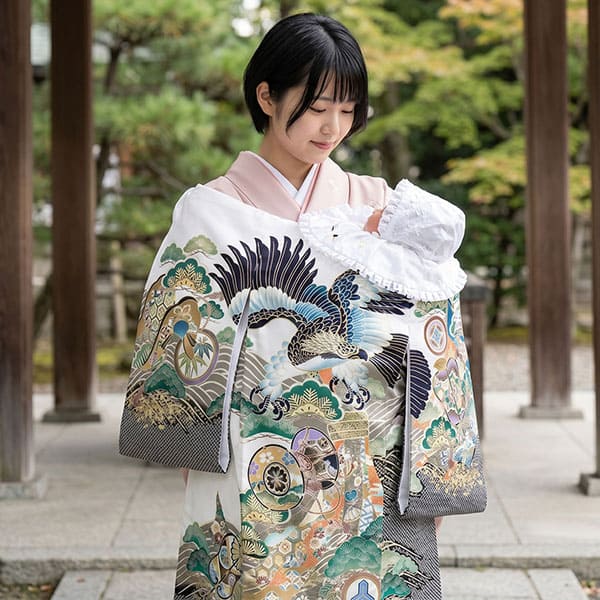 お宮参り産着／白地に鷹と宝尽くしの祝い着／男児（ポリエステル）