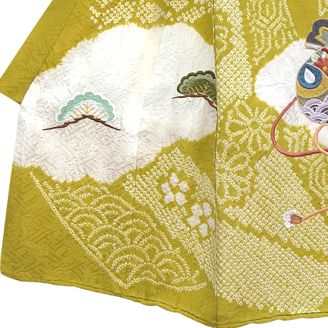 お宮参り産着／鶸色（ひわいろ）地に兜と打ち出の小槌、絞りの祝い着／男児／左裾詳細
