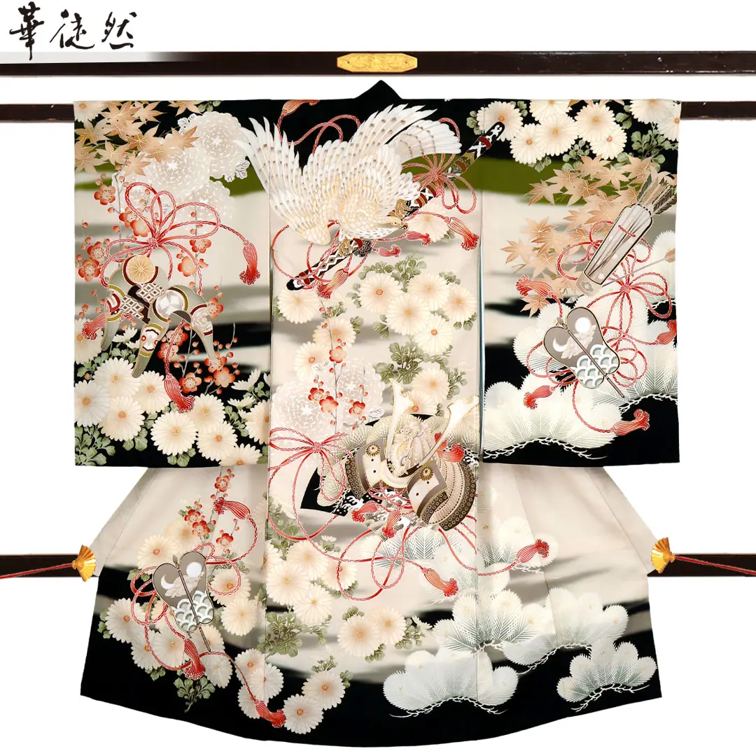 お宮参り産着／《華徒然》生成と黒地に鷹と兜、四季草花の祝い着／男児（ポリエステル）／正面