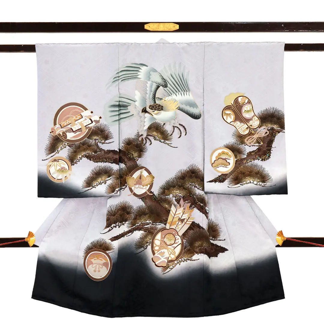 お宮参り産着／薄グレー地に鷹と松の祝い着／男児／正面