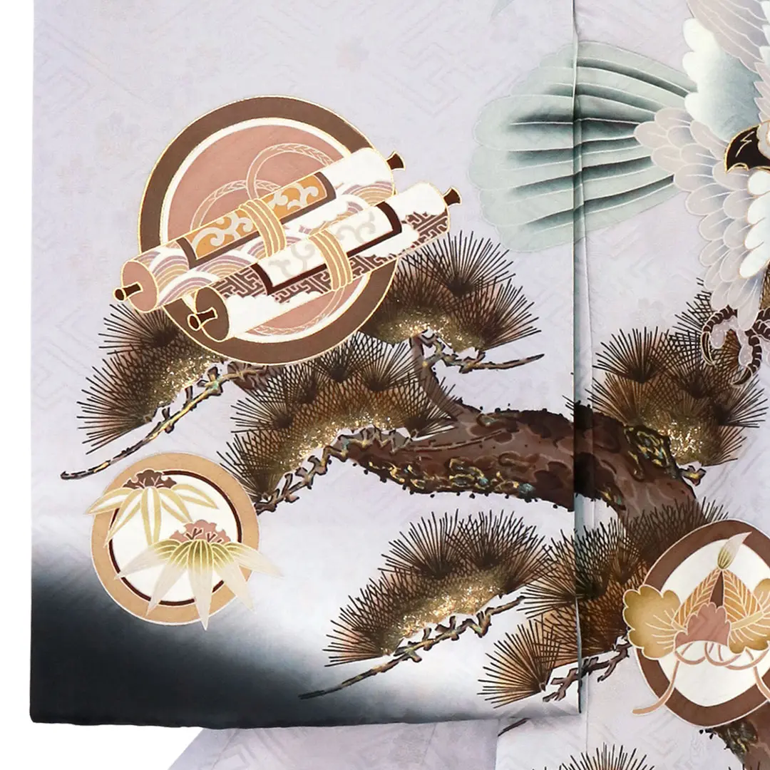 お宮参り産着／薄グレー地に鷹と松の祝い着／男児／左袖詳細