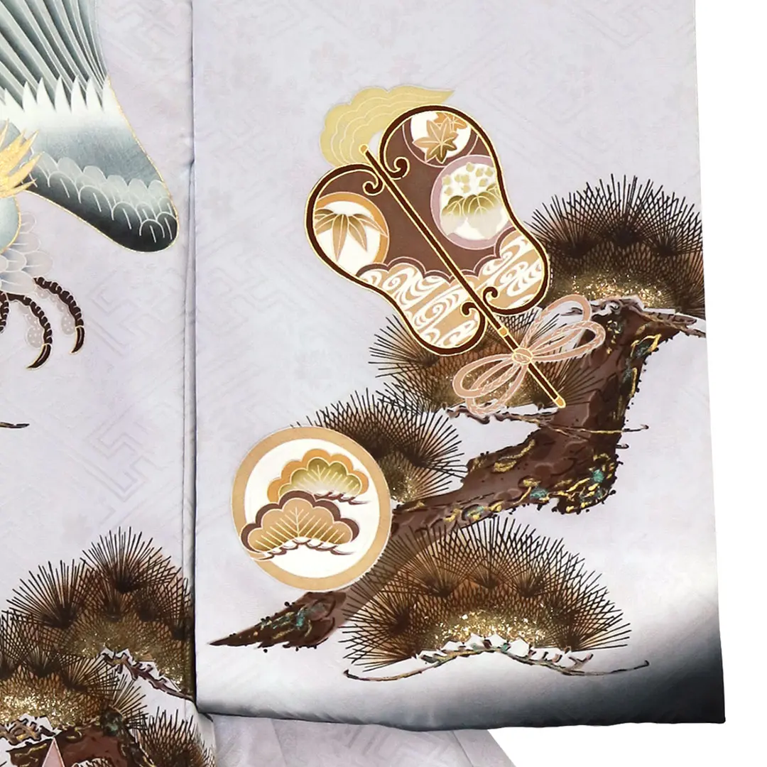 お宮参り産着／薄グレー地に鷹と松の祝い着／男児／右袖詳細