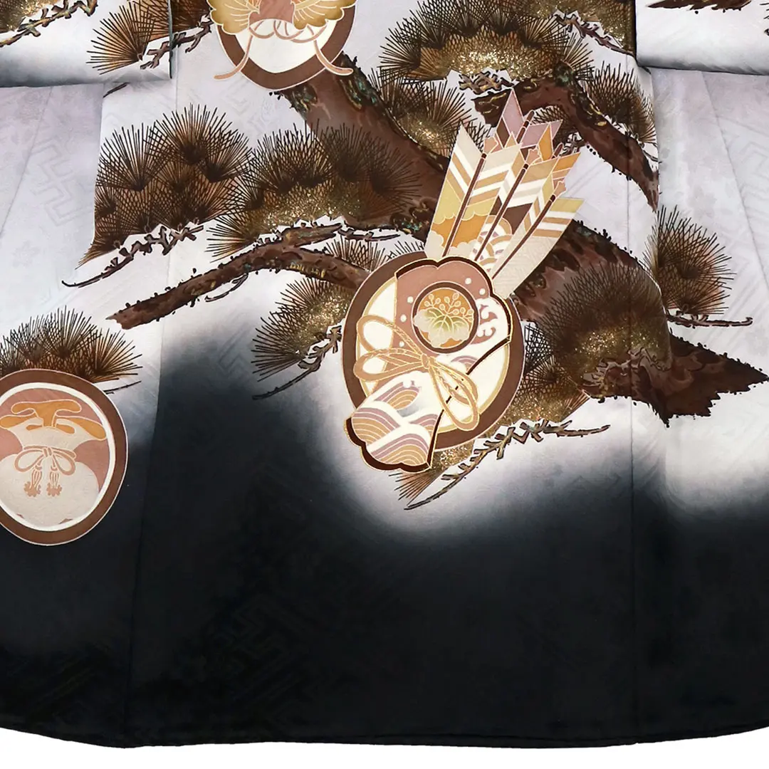 お宮参り産着／薄グレー地に鷹と松の祝い着／男児／裾中央詳細