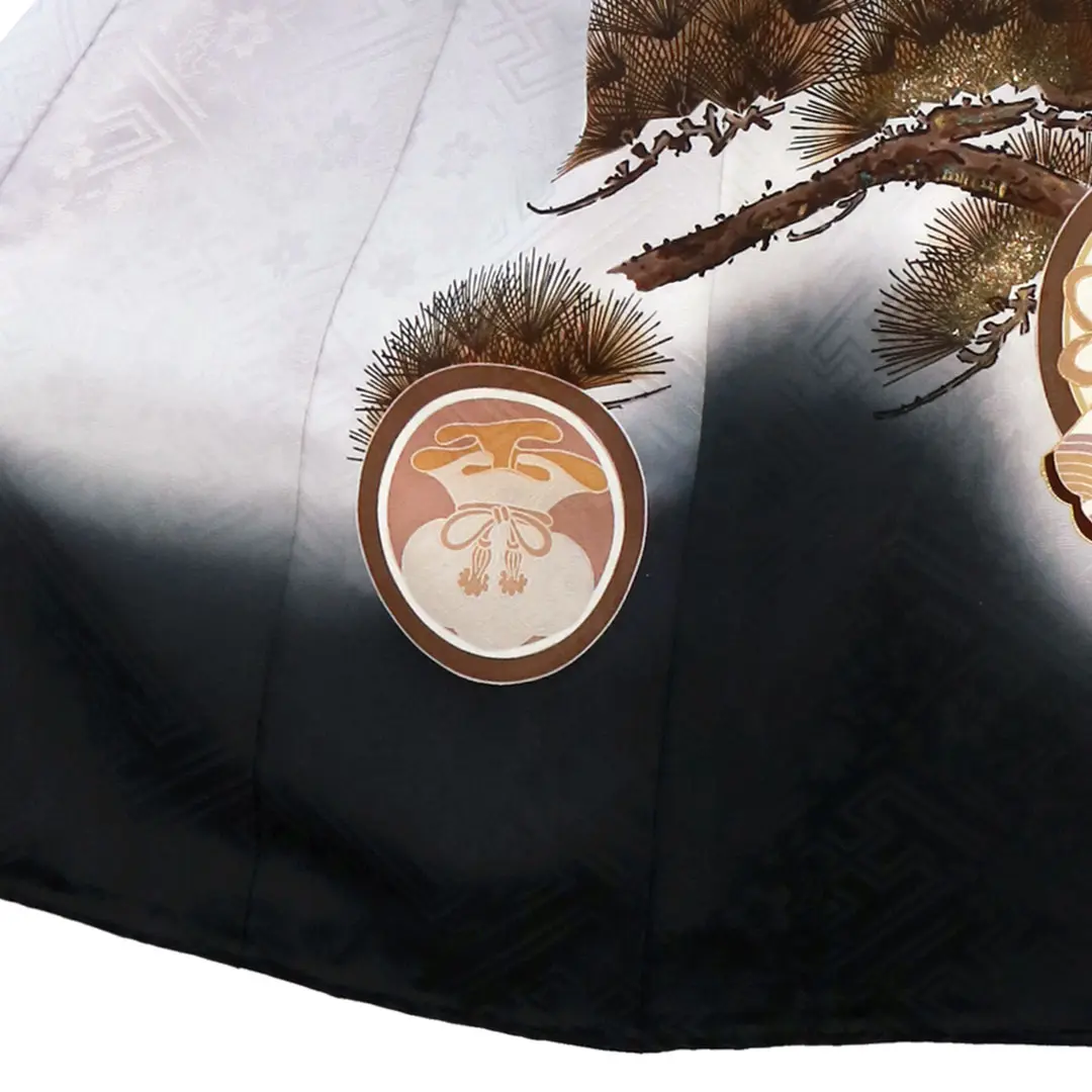 お宮参り産着／薄グレー地に鷹と松の祝い着／男児／左裾詳細