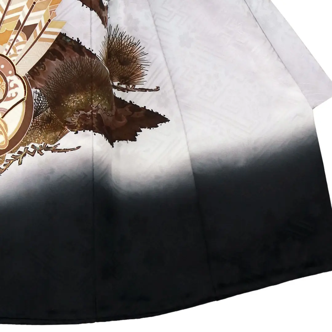 お宮参り産着／薄グレー地に鷹と松の祝い着／男児／右裾詳細