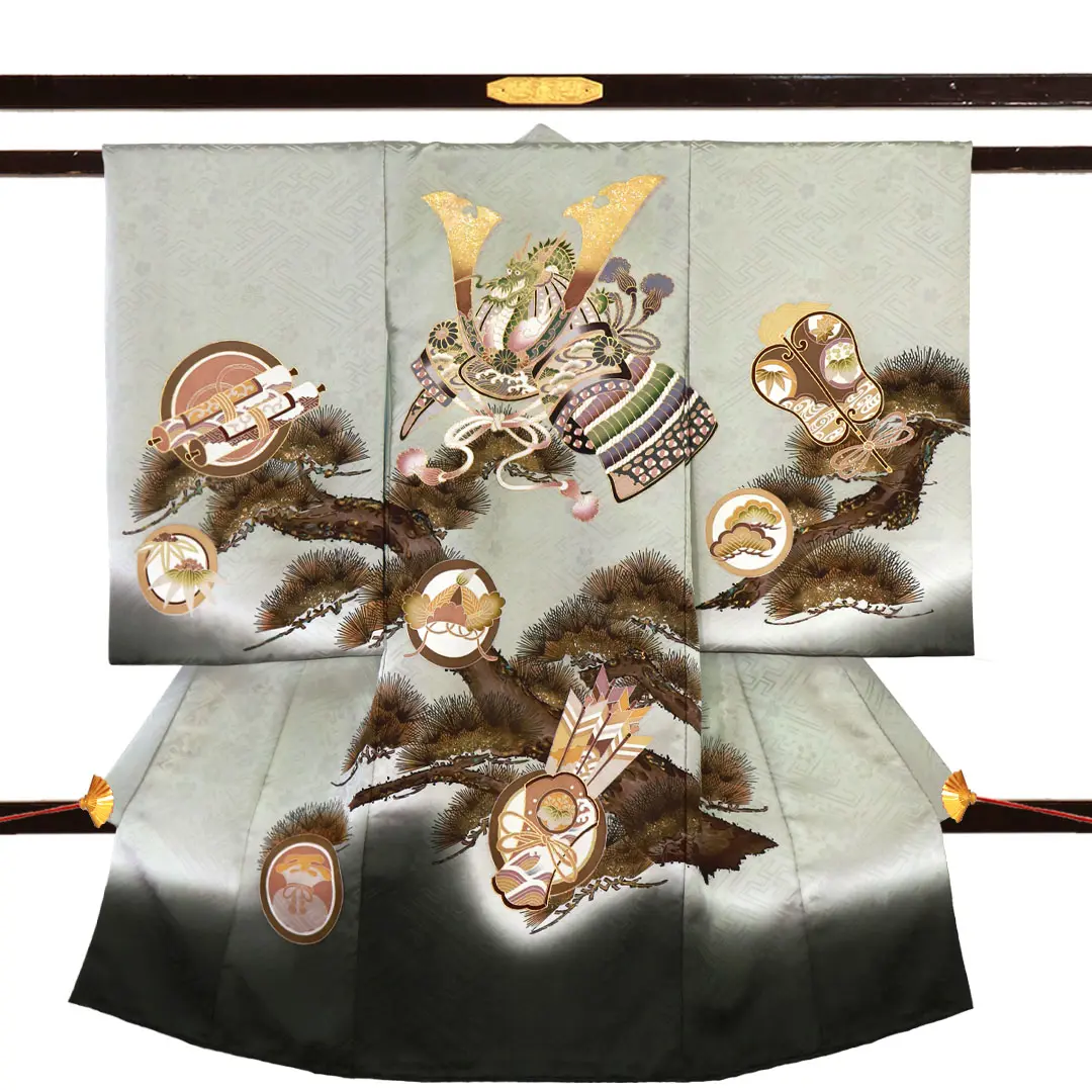 お宮参り産着／薄緑地に兜と松の祝い着／男児／正面