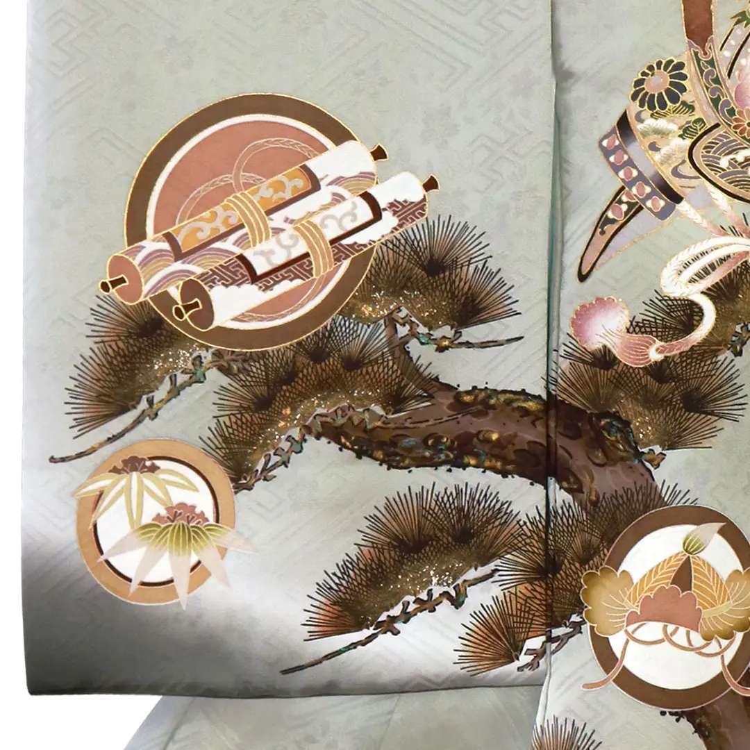 お宮参り産着／薄緑地に兜と松の祝い着／男児／左袖詳細