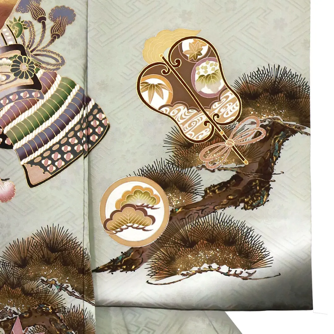 お宮参り産着／薄緑地に兜と松の祝い着／男児／右袖詳細