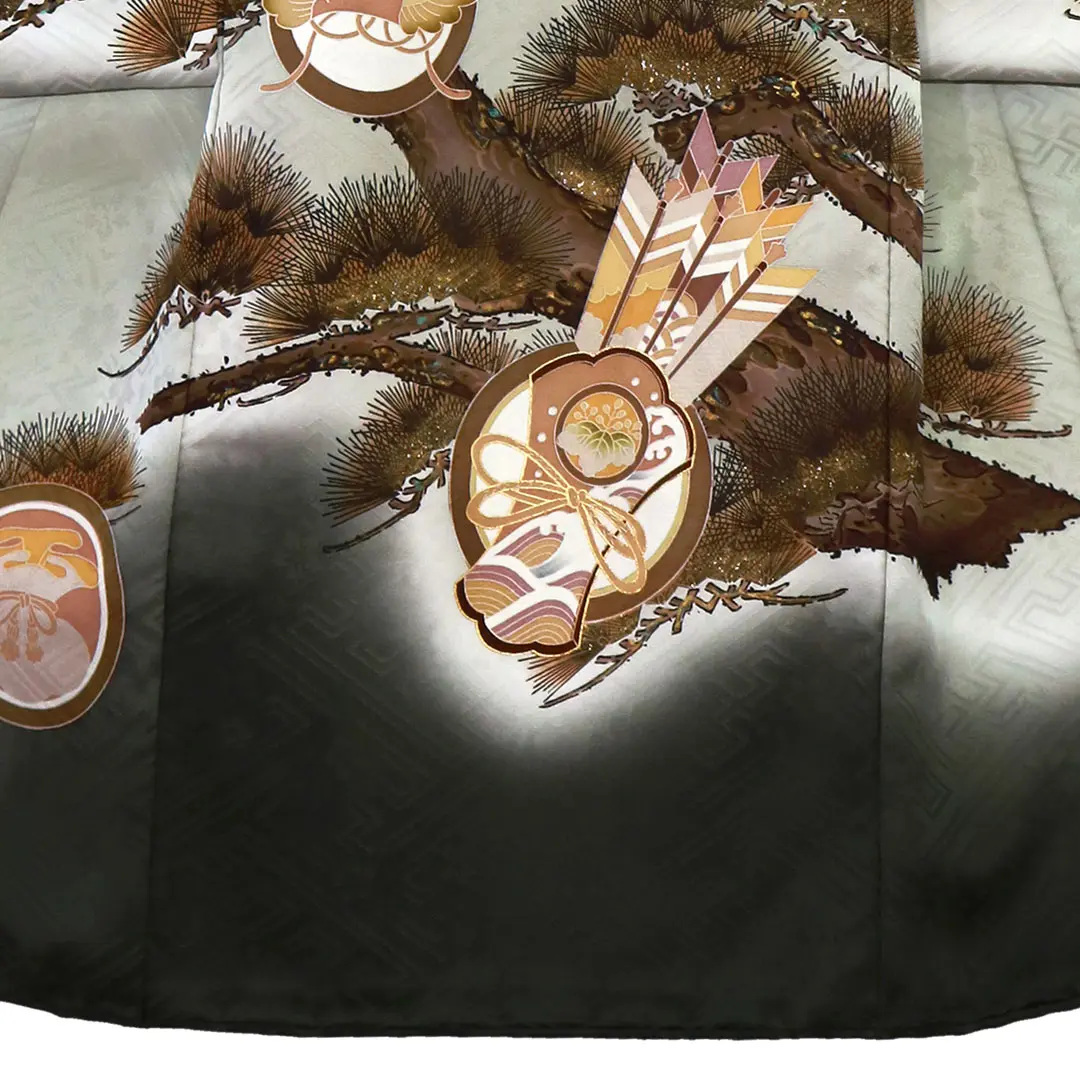 お宮参り産着／薄緑地に兜と松の祝い着／男児／裾中央詳細