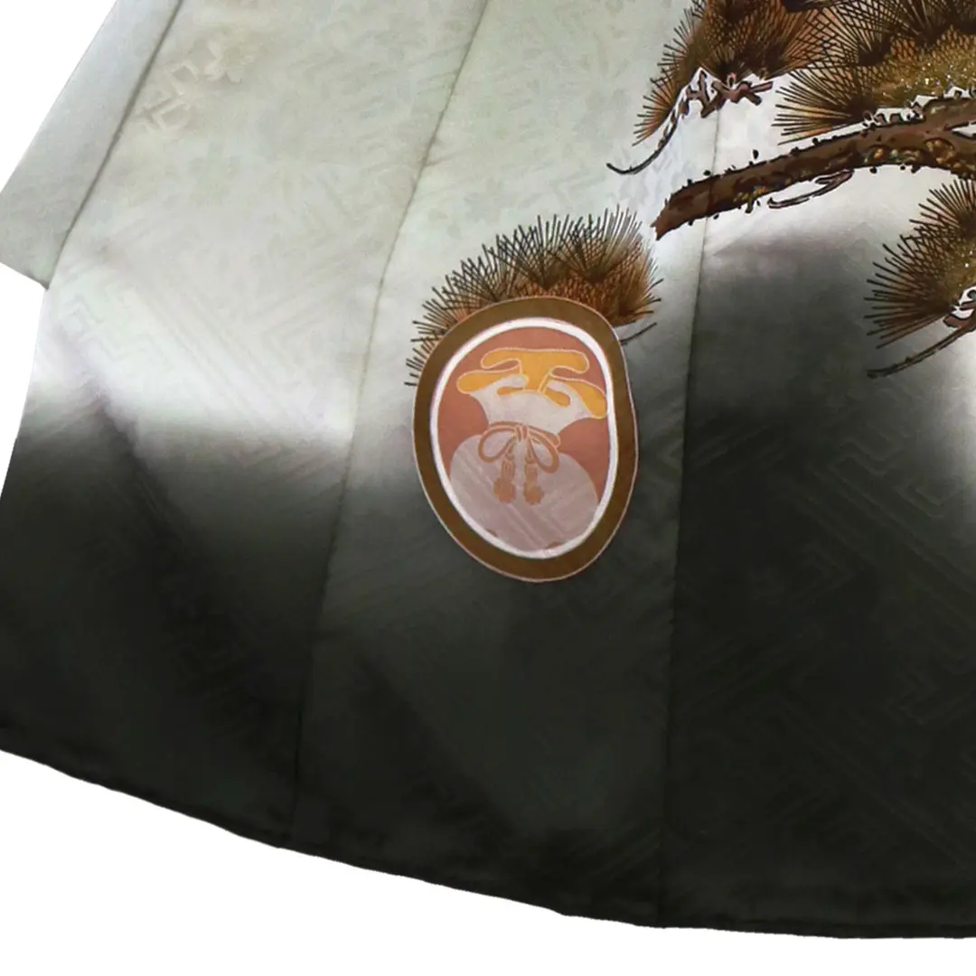 お宮参り産着／薄緑地に兜と松の祝い着／男児／左裾詳細