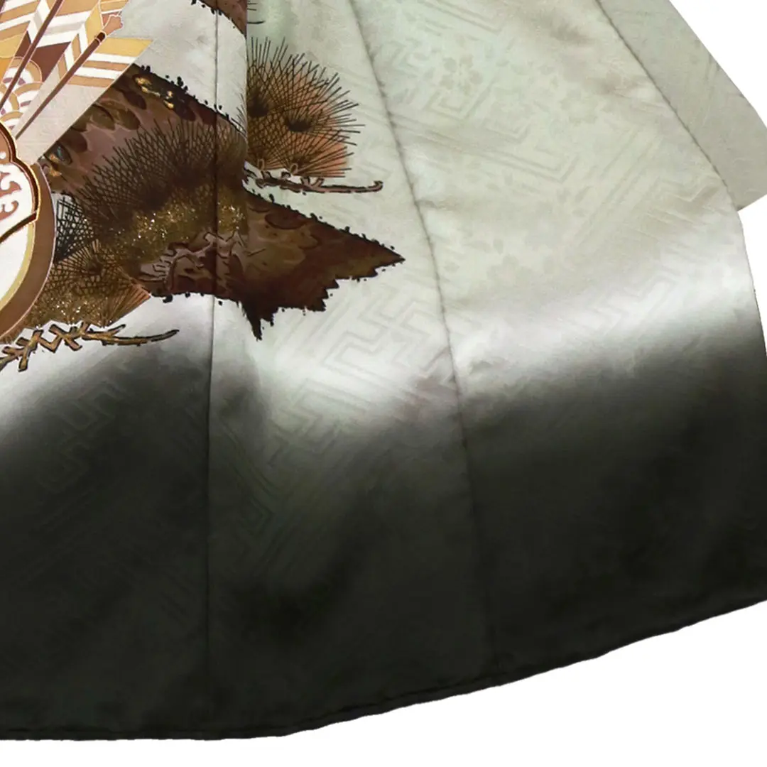 お宮参り産着／薄緑地に兜と松の祝い着／男児／右裾詳細