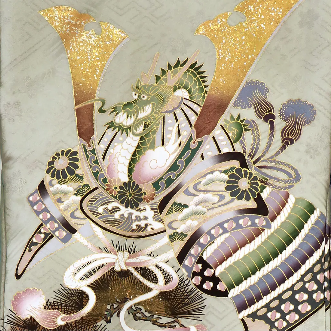 お宮参り産着／薄緑地に兜と松の祝い着／男児／背中の柄詳細