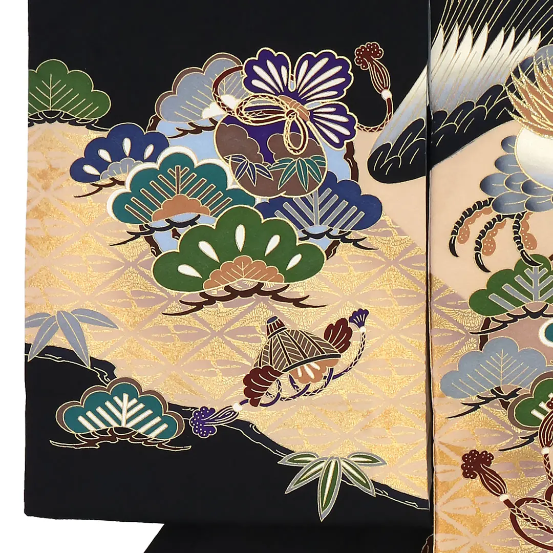 お宮参り産着／黒地とベージュに鷹と宝尽くしの祝い着／男児／左袖詳細