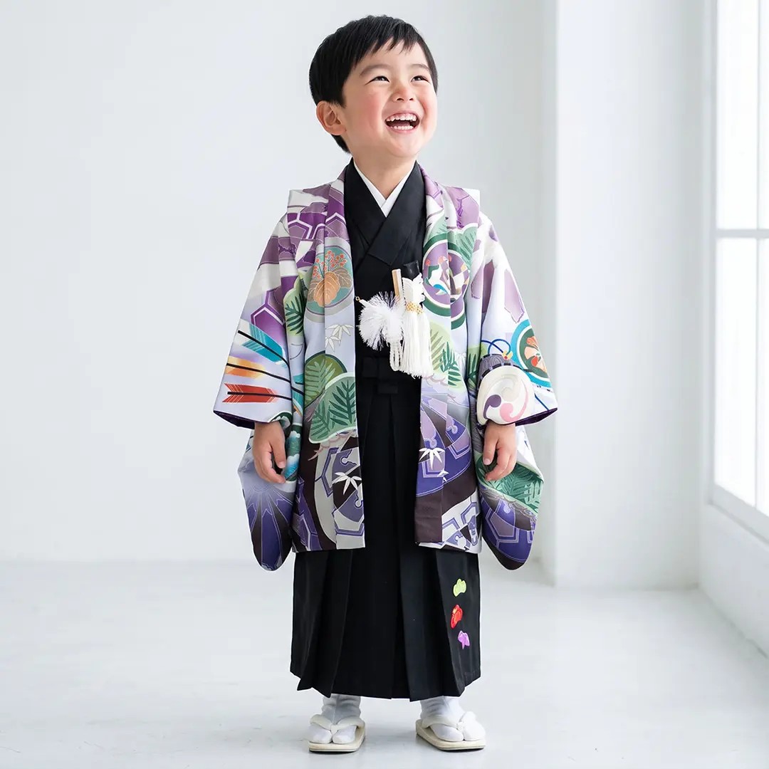 白地に兜 黒の袴／七五三・三歳男の子・袴