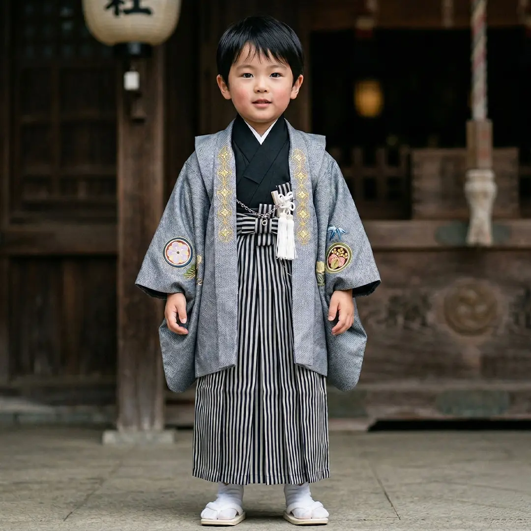 シルバーグレーに兜 黒縞の袴／七五三・三歳男の子・袴 | 宅配着物
