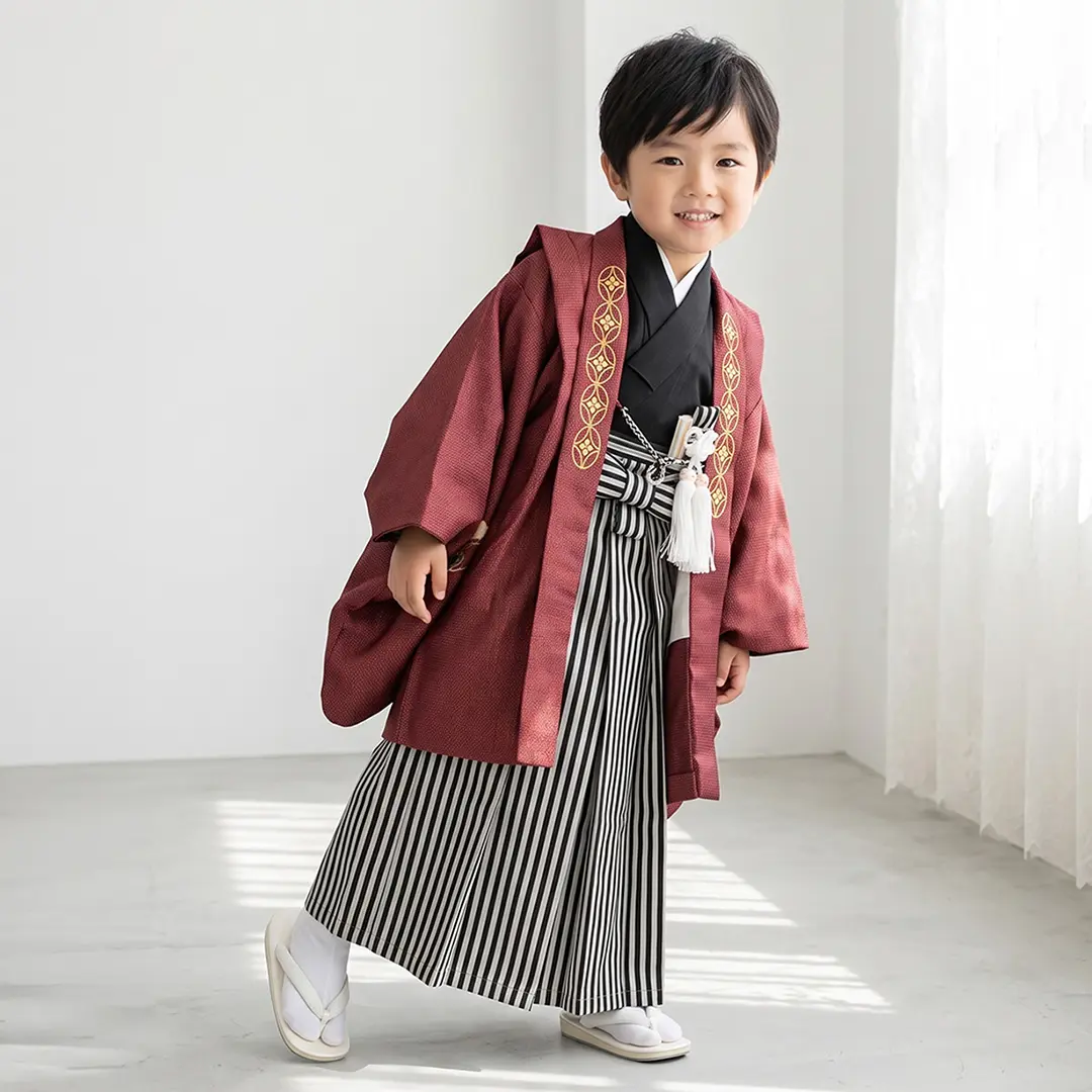 赤地に兜 黒縞の袴／七五三・三歳男の子・袴