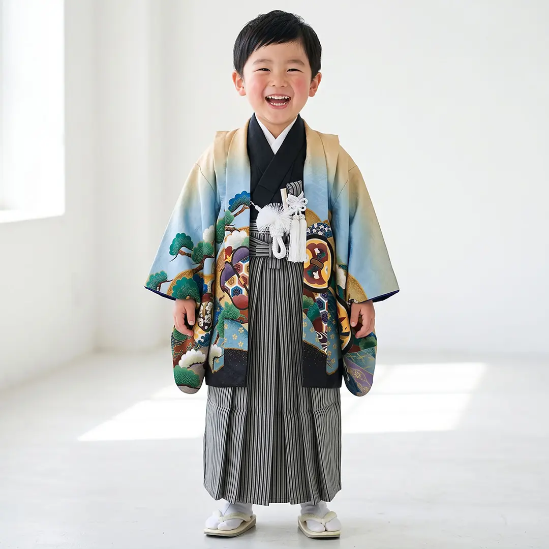 クリーム地に鷹と小槌　黒縞の袴／七五三・三歳男の子・袴／着用イメージ