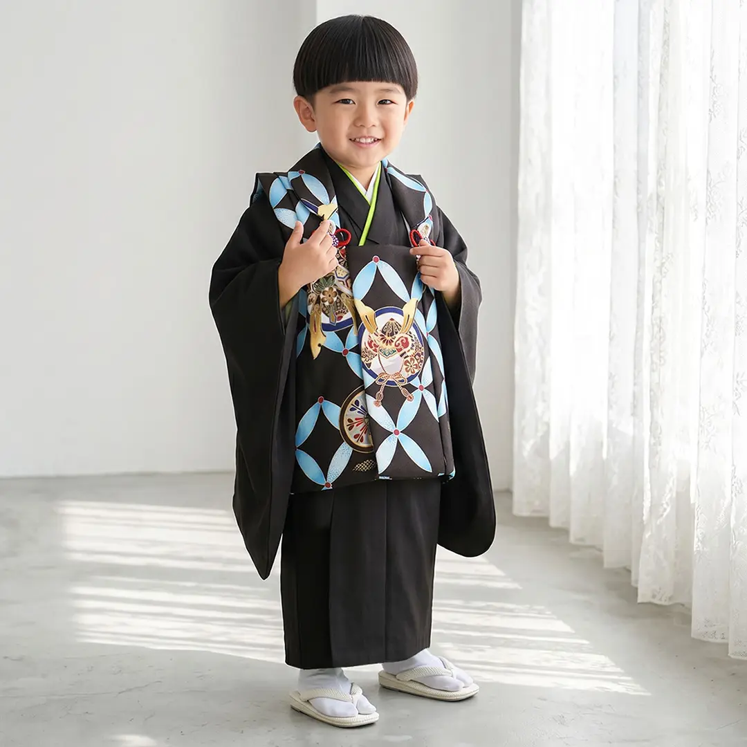 黒に七宝と兜の被布コートセット／七五三・三歳男の子・被布コートセット／着用イメージ