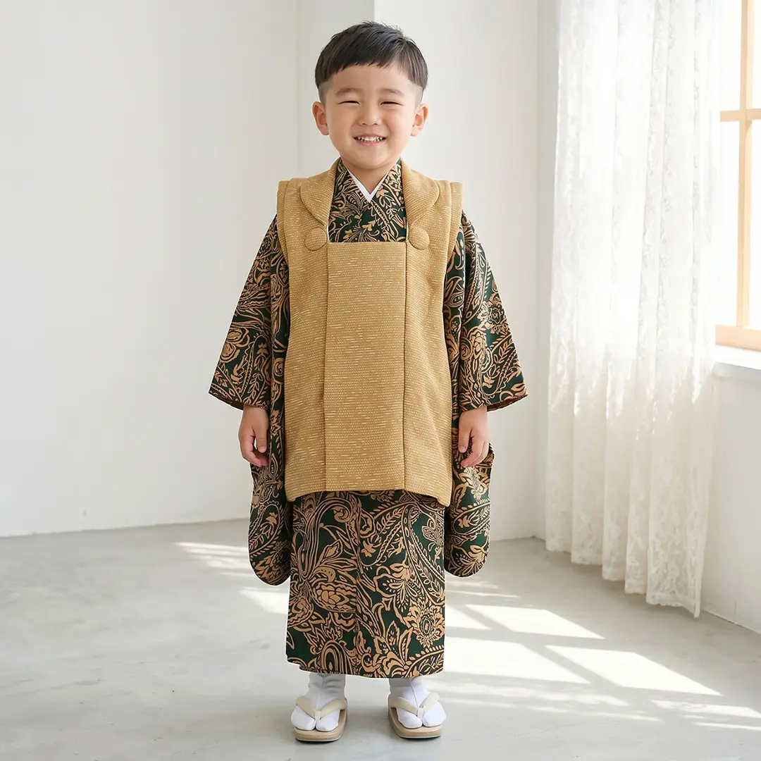 深緑地にペイズリー、キャメルの被布コートセット／七五三・三歳男の子・被布コートセット／着用イメージ