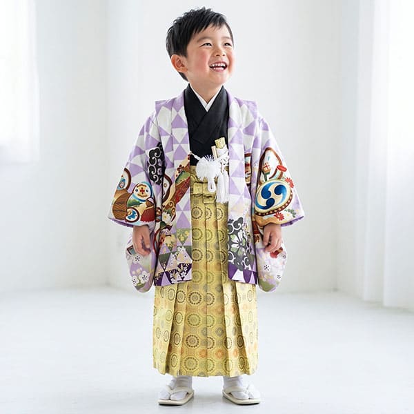 美品 七五三 着物 男の子 3歳 羽織袴フルセット★紫 金彩 化繊 袴50cm 紫地に兜と鱗紋の着物、金襴色の袴／七五三・三歳男の子・袴 | 宅配