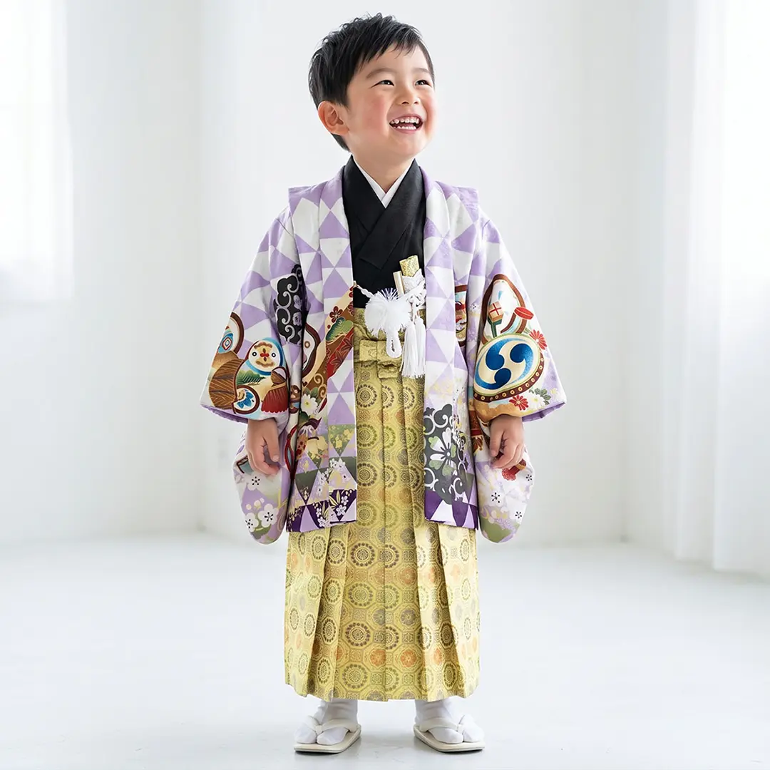 紫地に兜と鱗紋の着物、金襴色の袴／七五三・三歳男の子・袴／着用イメージ