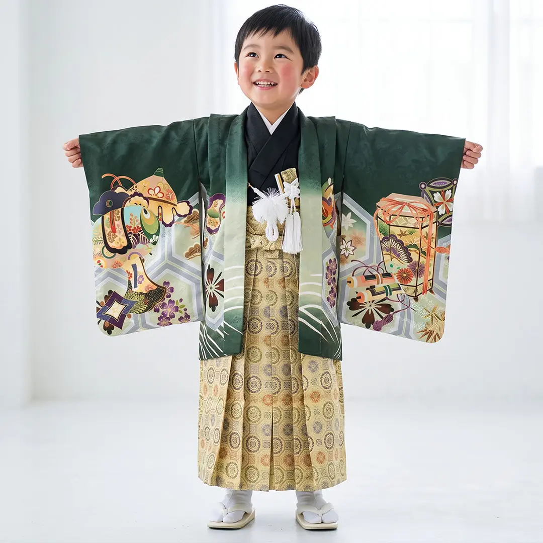 抹茶地に鷹と亀甲の着物、金襴色の袴／七五三・三歳男の子・袴／着用イメージ