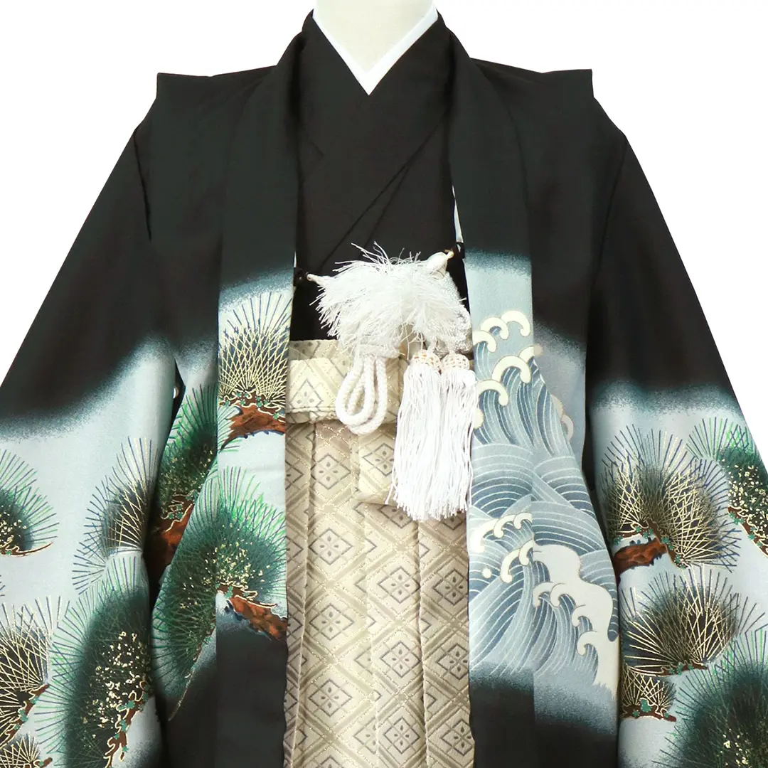 黒地に龍と軍配、白グレーの袴／七五三・三歳男の子・袴／衿元詳細