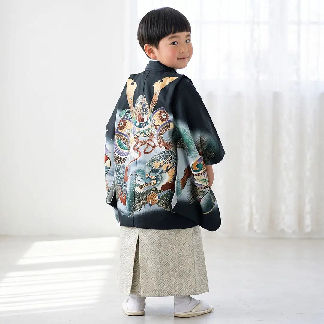 黒地に龍と軍配、白グレーの袴／七五三・三歳男の子・袴／着用イメージ