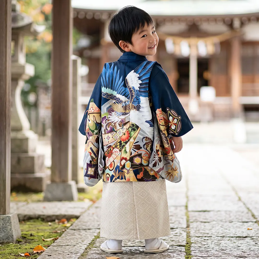 紺地に鷹と束ね熨斗、白グレーの袴／七五三・三歳男の子・袴／着用イメージ