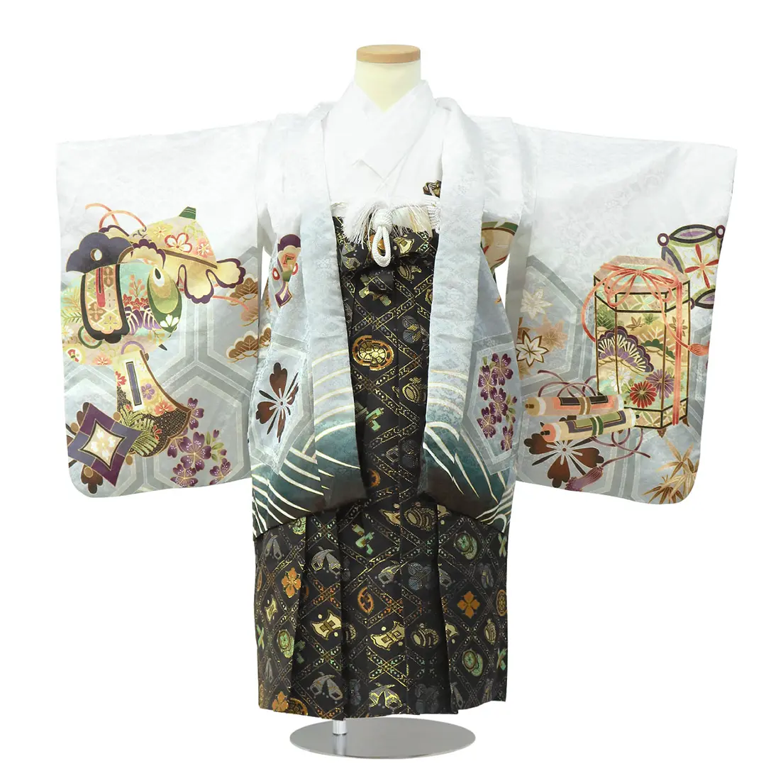 白地に鷹と束ね熨斗、黒の袴／七五三・三歳男の子・袴