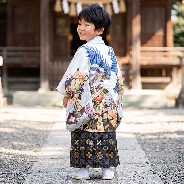 白地に鷹と束ね熨斗、黒の袴／七五三・三歳男の子・袴