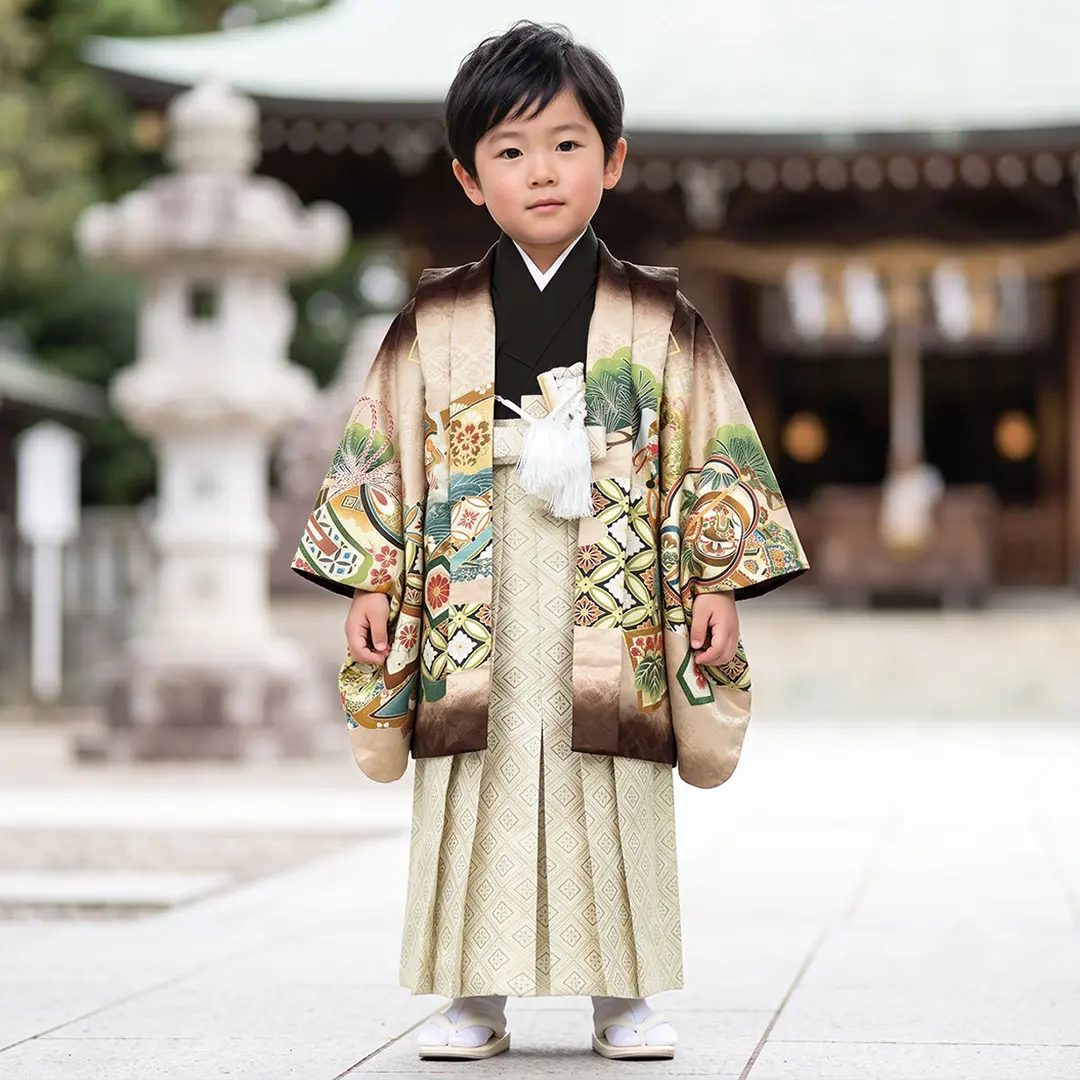 茶色地に鷹と打ち出の小槌、白グレーの袴／七五三・三歳男の子・袴／着用イメージ