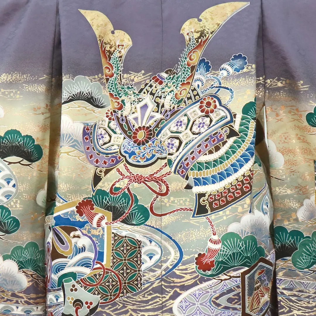 露草（つゆくさ）色に兜と打ち出の小槌、黒の袴／七五三・三歳男の子・袴／背中の柄詳細