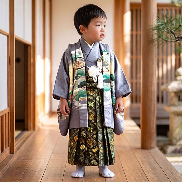 露草（つゆくさ）色に兜と打ち出の小槌、黒の袴／七五三・三歳男の子